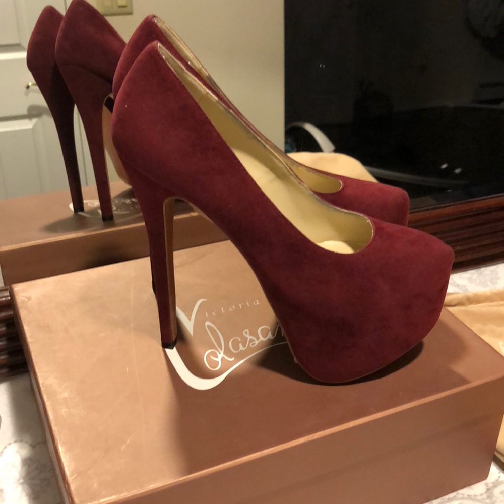Victoria Colasanto Pumps **Autographed by SJP**